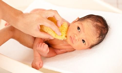 How to bathe a newborn