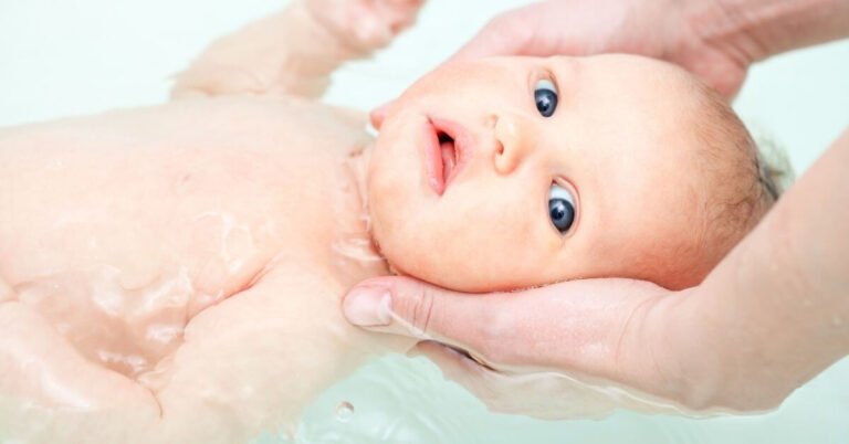 How to bathe a newborn and keep him safe during bath time